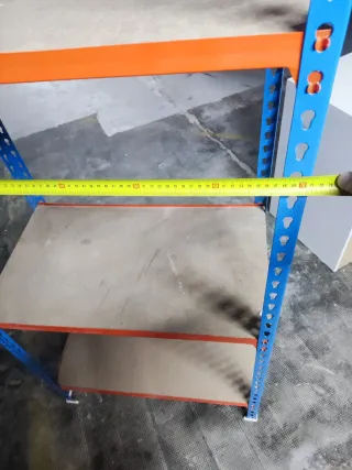 Estanterías metálicas azules y naranjas