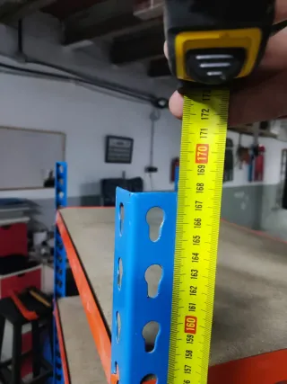 Estanterías metálicas azules y naranjas