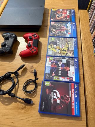 PS4 500GB Nera + 2 Controller + 5 Giochi