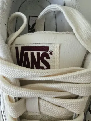 Zapatillas Vans Blancas y Rojas