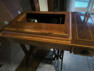 Máquina de coser antigua de madera.
