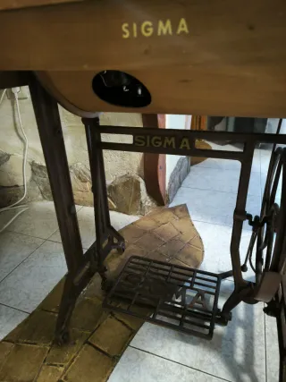 Máquina de coser antigua de madera.