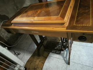 Máquina de coser antigua de madera.