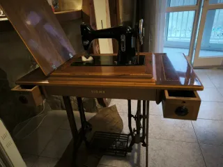 Máquina de coser antigua de madera.