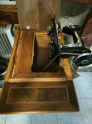 Máquina de coser antigua de madera.