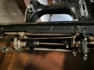 Máquina de coser antigua de madera.
