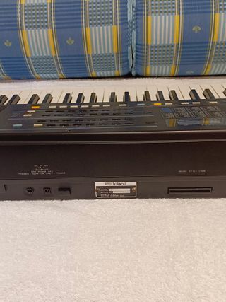 Roland E-35 Sintetizador con Ritmos