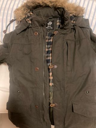 Abrigo verde oliva con capucha y pelo