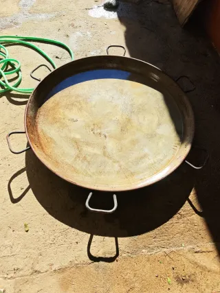 Paellera metálica grande