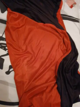 Capa de Halloween roja y negra