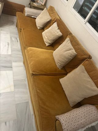 Divano 3-4 posti con cuscini regalo