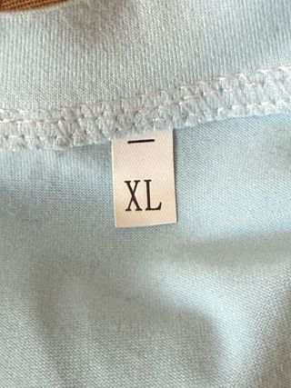 Camiseta crop top azul con flor