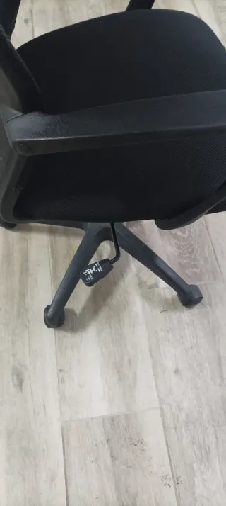 Silla giratoria de oficina negra