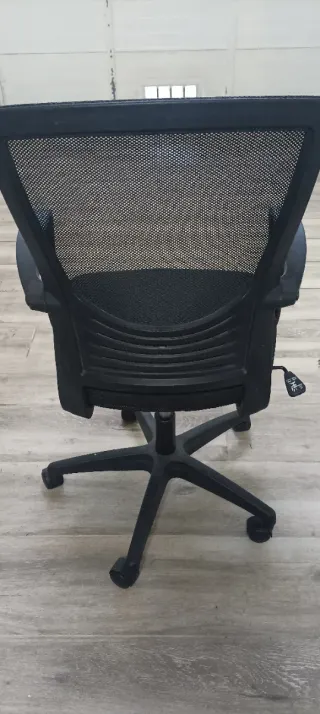 Silla giratoria de oficina negra