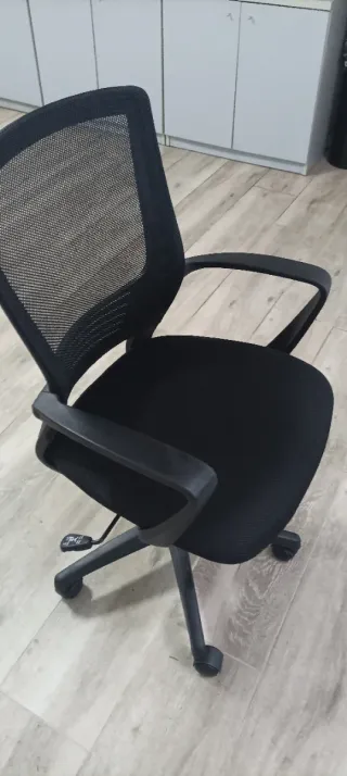 Silla giratoria de oficina negra