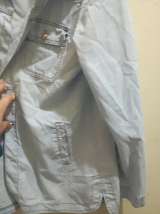 Camisa azul clarita tipo chaqueta