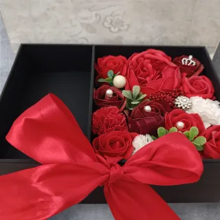 Elegante portagioie rosso e nero con fiori