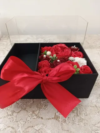 Elegante portagioie rosso e nero con fiori