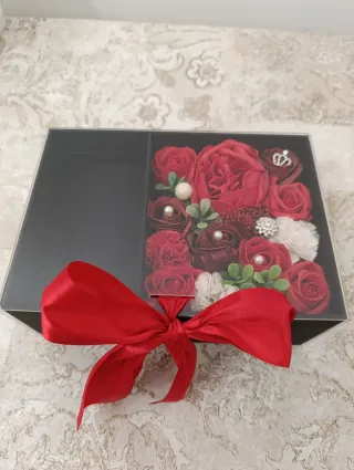 Elegante portagioie rosso e nero con fiori