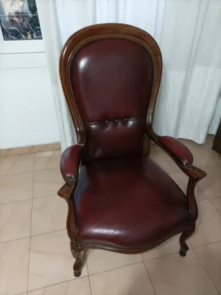 Butaca de cuero marrón y madera