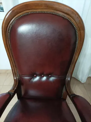 Butaca de cuero marrón y madera