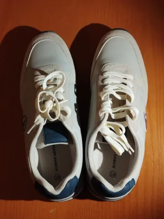 Zapatillas grises y blancas