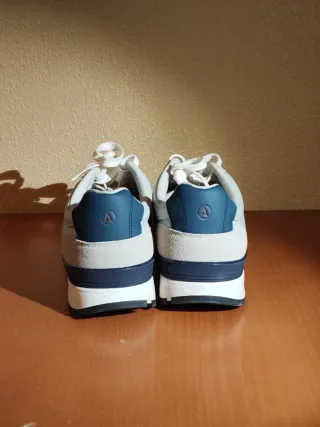 Zapatillas grises y blancas