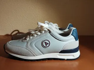 Zapatillas grises y blancas