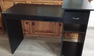 Escritorio negro con cajón y estantes