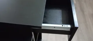 Escritorio negro con cajón y estantes