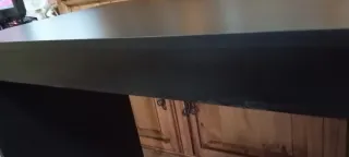 Escritorio negro con cajón y estantes