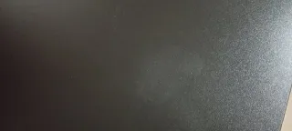 Escritorio negro con cajón y estantes