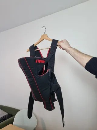 Mochila portabebés ergonómica negra y roja