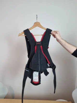 Mochila portabebés ergonómica negra y roja