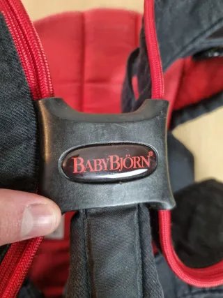 Mochila portabebés ergonómica negra y roja