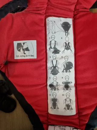 Mochila portabebés ergonómica negra y roja