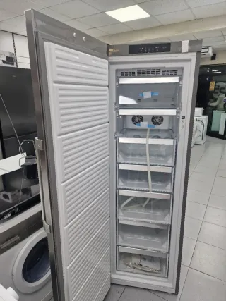 Congelador vertical nueva con tara Bauknecht