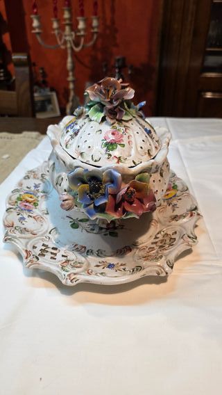 Centrotavola floreale in ceramica