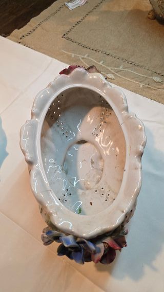 Centrotavola floreale in ceramica