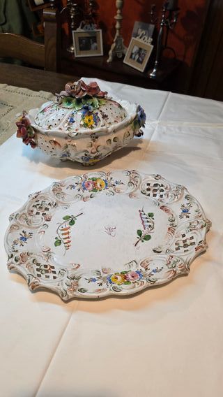 Centrotavola floreale in ceramica