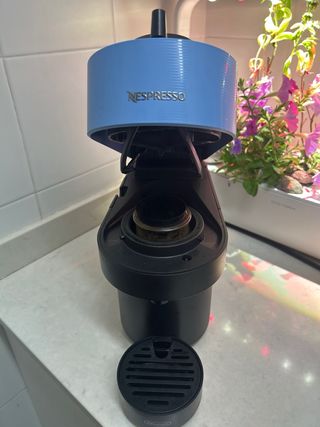 Cafetera Nespresso Azul y Negra