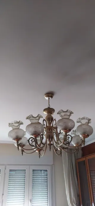 Lámpara colgante dorada y transparente