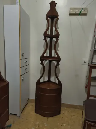 Rinconera de madera clásica