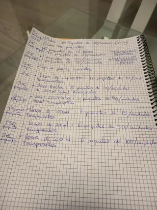 Vasos de plástico azules y transparentes