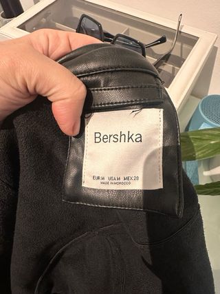 Sobrecamisa polipiel negra Bershka