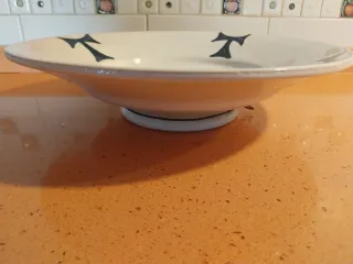 Plato decorativo con cruces azules