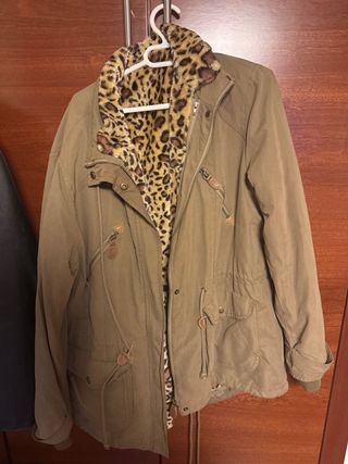 Chaqueta parka con forro de leopardo
