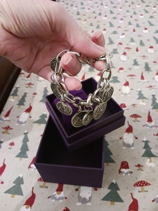 Pulsera plateada con monedas vintage