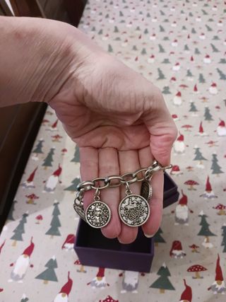 Pulsera plateada con monedas vintage