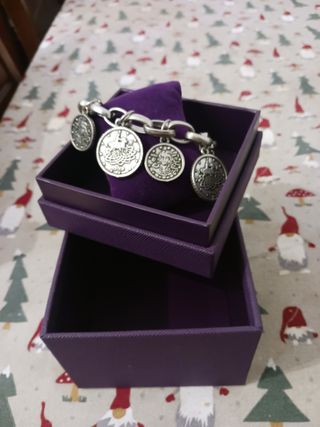 Pulsera plateada con monedas vintage